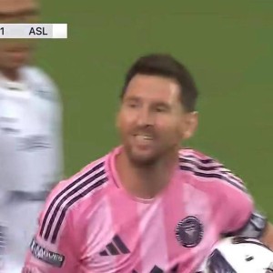 4-2完胜！梅西2射1传封神，与胖虎卡塞米罗从西甲死敌变迈阿密队友，赛前抱腰嬉闹太魔幻